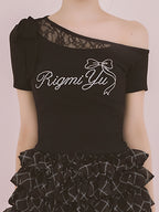 RigmiyuストーンロゴワンショルリボンTシャツ