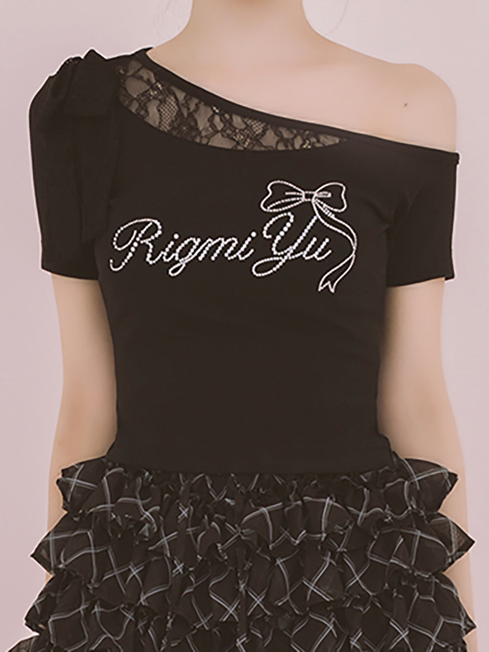 RigmiyuストーンロゴワンショルリボンTシャツ